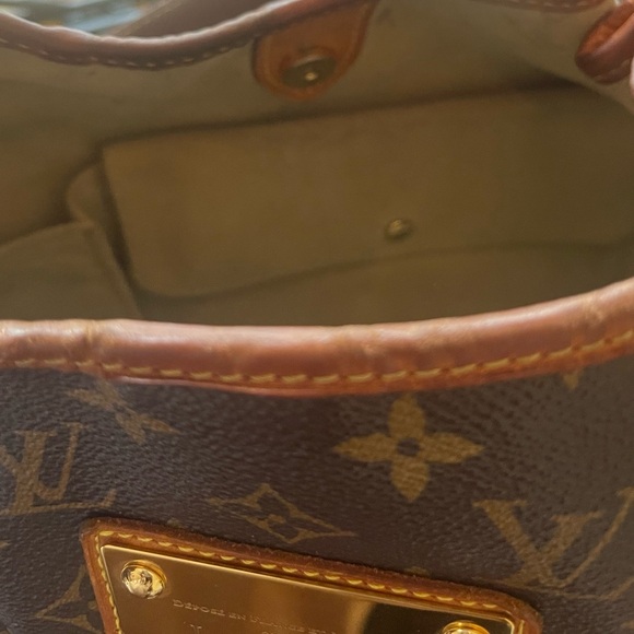 Louis Vuitton - Picture 10 of 16